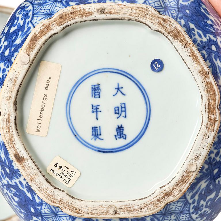 A blue and white 'five clawed dragon' box with cover, Ming dynasty, Wanli mark and of the period (1573-1619).