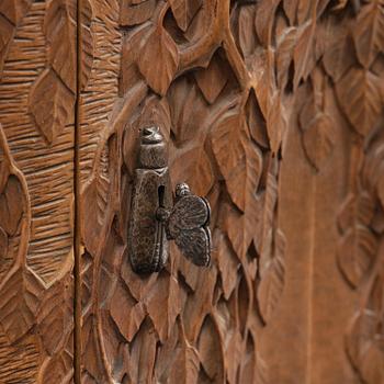 Jugend, hörnskåp, skulpterad björk, Sverige, tidigt 1900-tal.