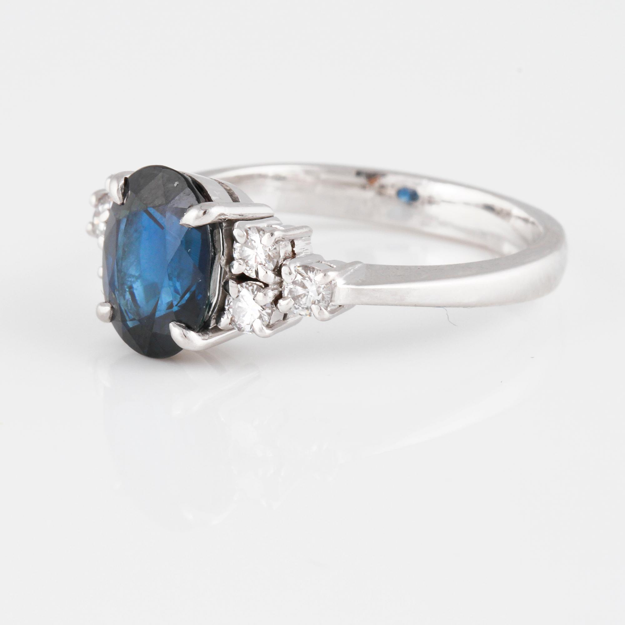 RING, 18K vitguld med fasettslipad blå safir ca 3.00 ct samt briljantslipade diamanter ca 0.30 ct. Vikt 5,0 gram.