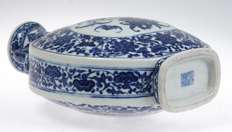 PILGRIMSKRUS, porslin, Kina, 1800/1900-tal.