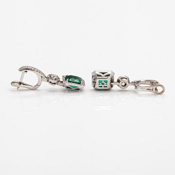 A pair of 18K white gold earrings with diamonds ca. 1.05 ct in total and emeralds ca. 4.20 ct in total. With certificate.