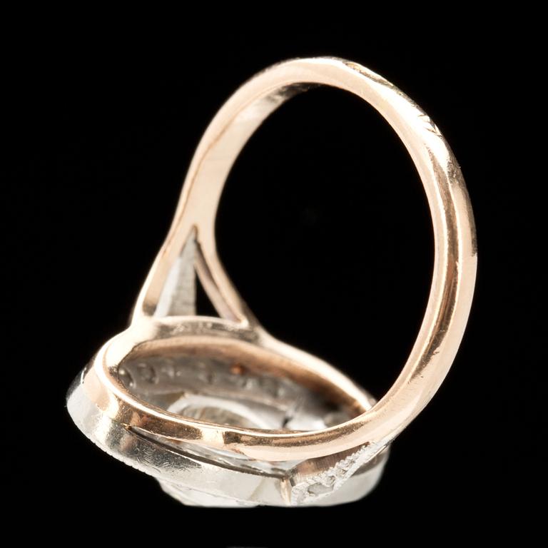 RING, platina och 14k guld med oval fasettslipad diamant ca 0,58ct, samt mindre rosenslipade diamanter. Vikt ca 5g.