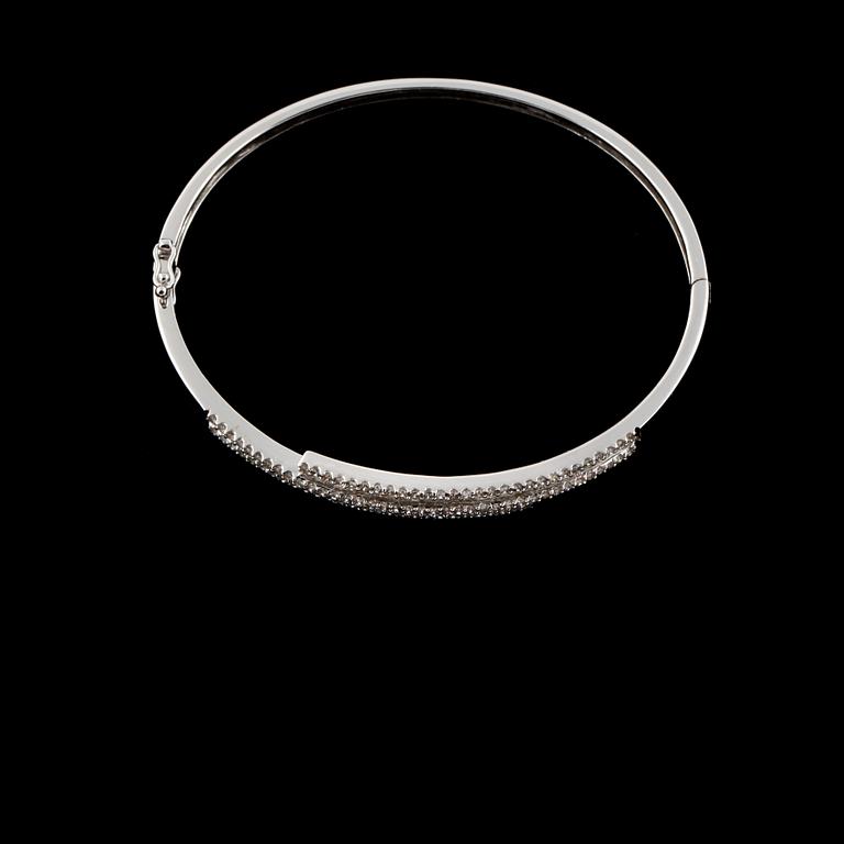 ARMRING, 18k vitguld med briljant och baguettslipade diamanter, 1.19 ct. Vikt 8,8 g.