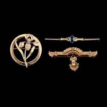 BROSCHER, 3 st, 10K guld och förgylld metall, 1900-talets första hälft.