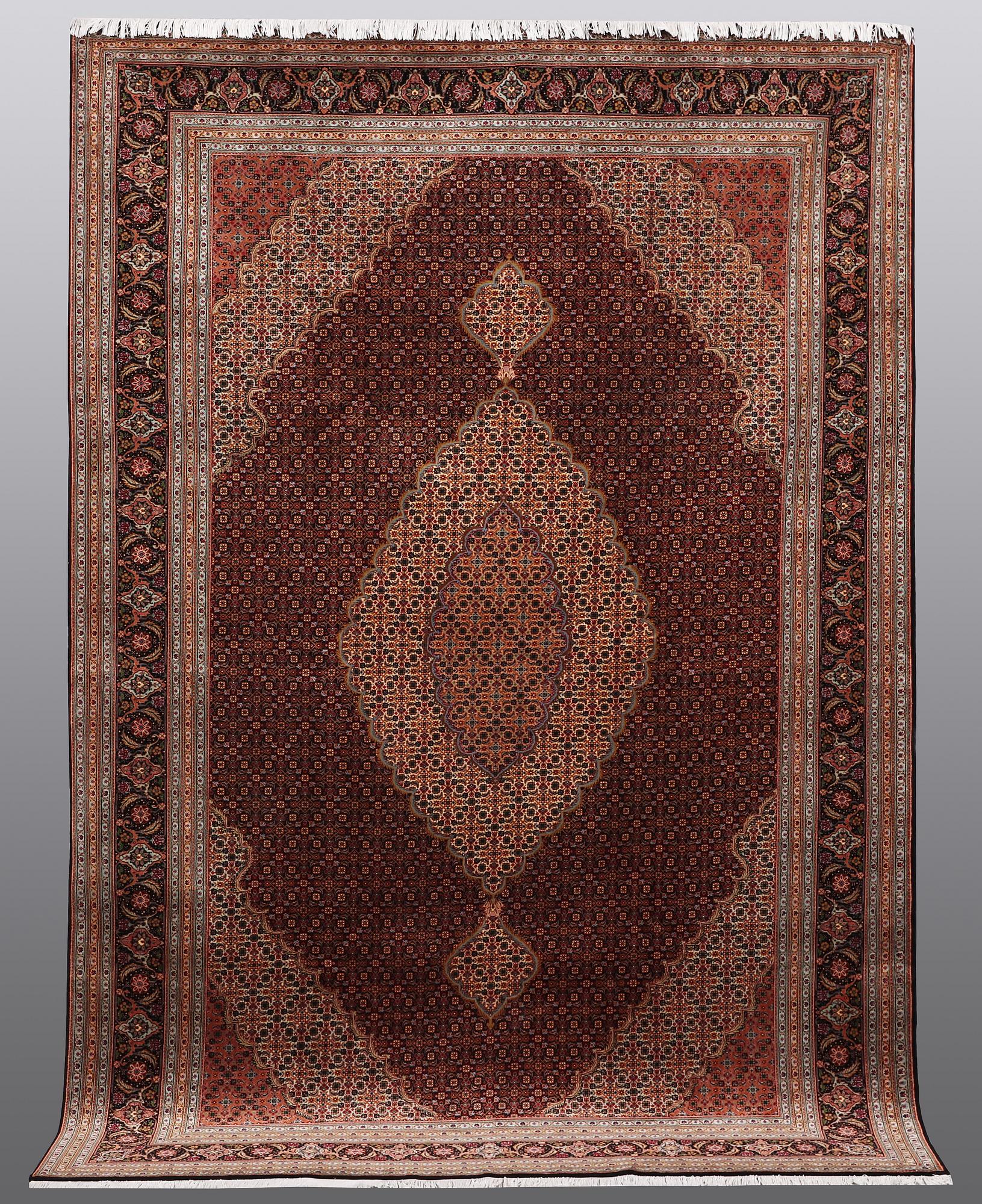 A CARPET, Tabriz, sk Mahi, 60 Raj, 286 x 200 cm.