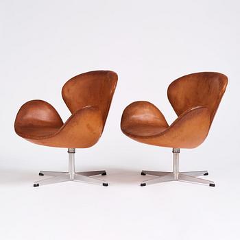 Arne Jacobsen, a pair of 'Swan' easy chairs, Fritz Hansen, Denmark 1960s.