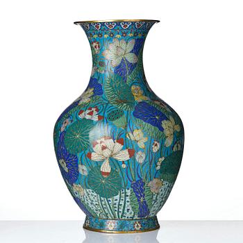 Praktvas, cloisonné. Qingdynastin, omkring 1800.