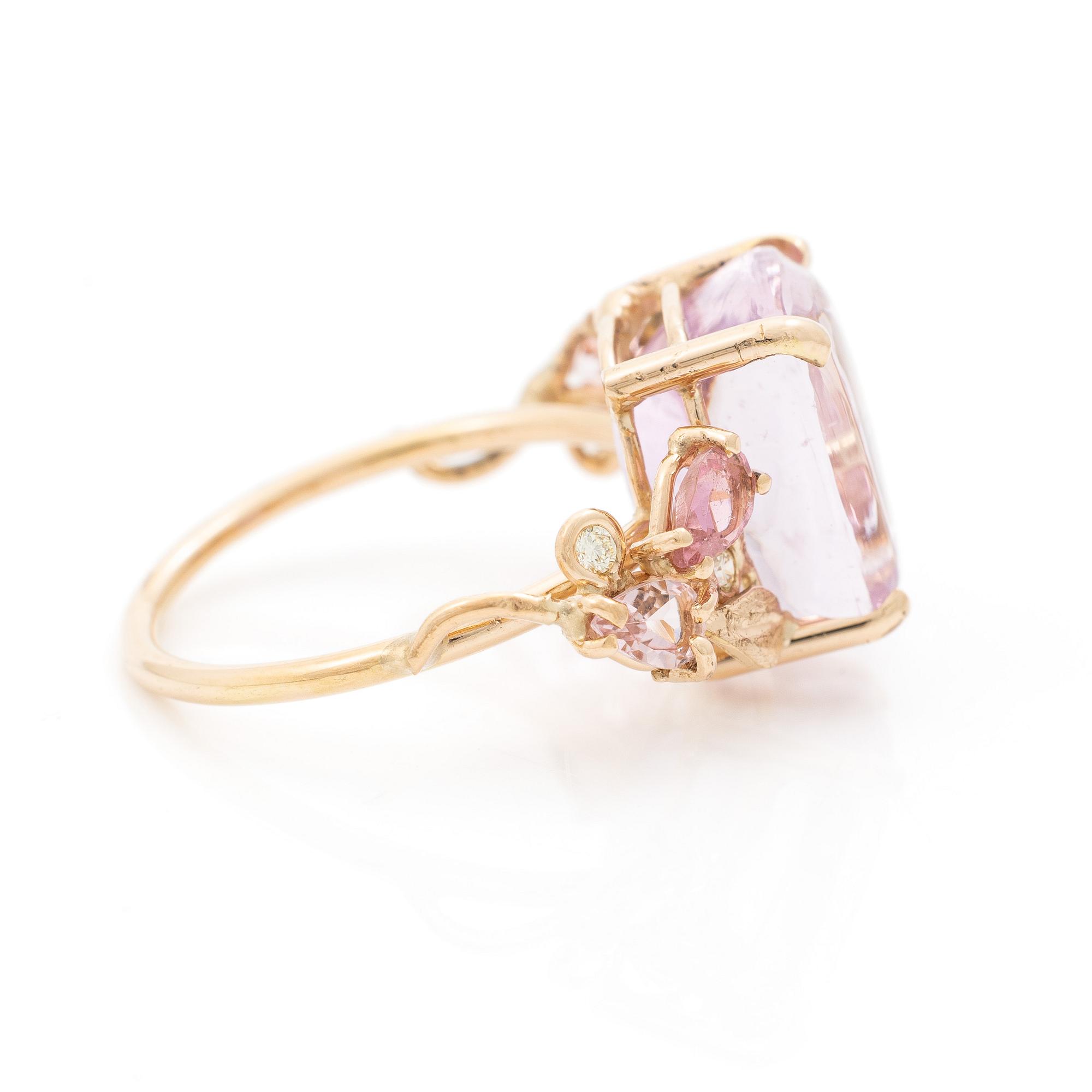 Ring, Mandelstam, 18K gold with an approx. 11.72 ct kunzite, brilliant-cut diamonds and pear-shaped tourmalines.
