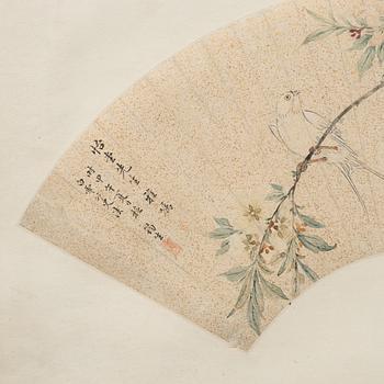 Oidentifierad konstnär, s.k. "Solfjädersmålning", Svalor med blommande prunus, Kina, sen Qingdynasti / tidigt 1900-tal.
