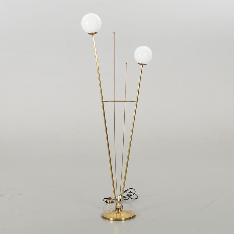 A TWO LIGHT BRASS FLOOR LAMP. SECOND HALF OF 20TH CENTURY.