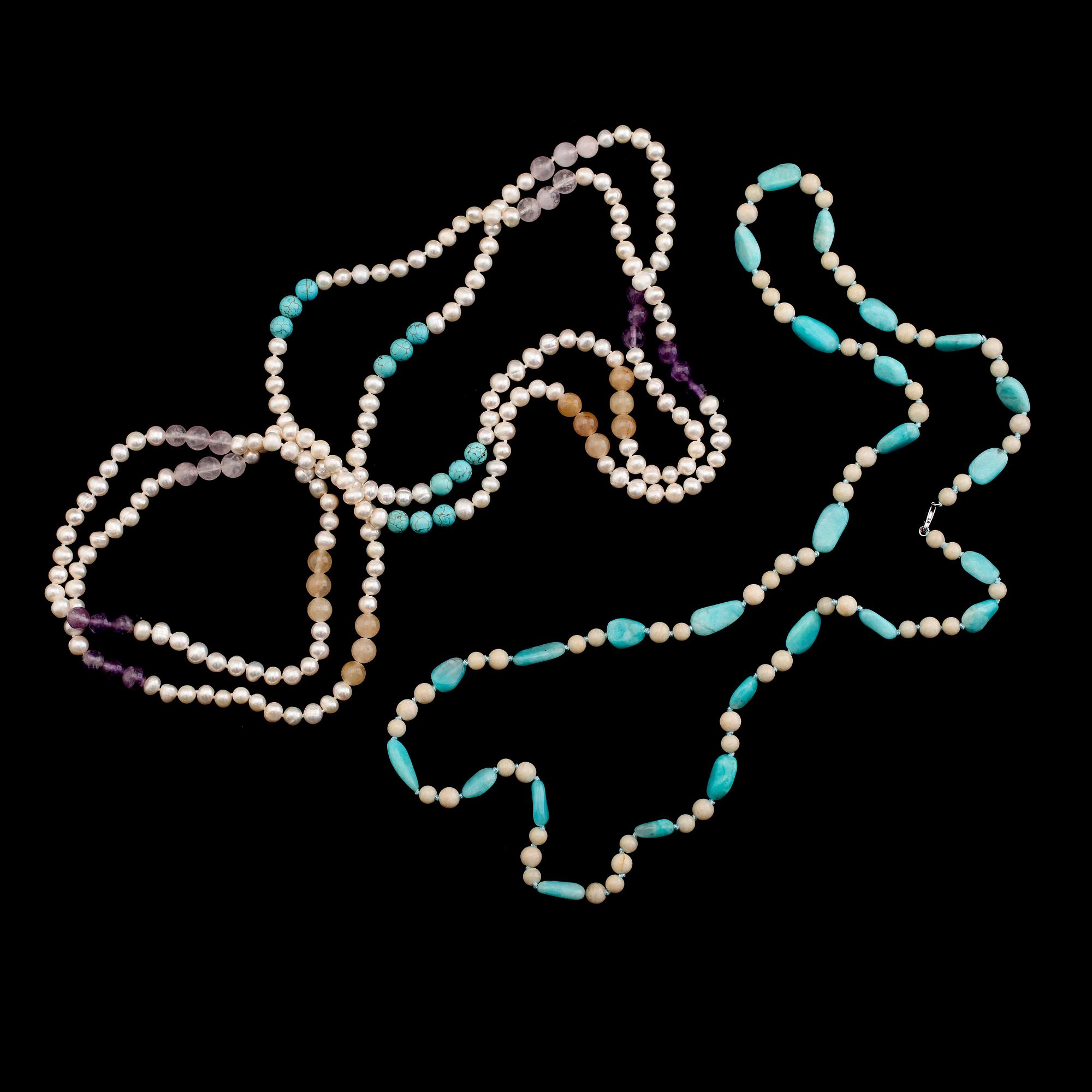 HALSBAND, 2 st, sötvattenspärlor, ametister, turkoser och agater.