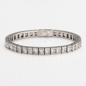 An 18K white gold bracelet with princess-cut diamonds ca. 19.47 ct in total according to engraving.