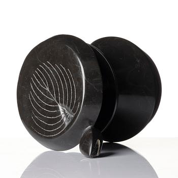 Max Ernst, "Petite torture sur socle rond".