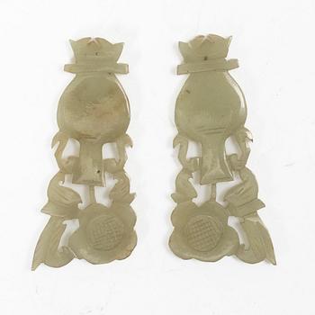 Broderi, siden samt två dekordelar i sten, Kina, Qingdynastin.