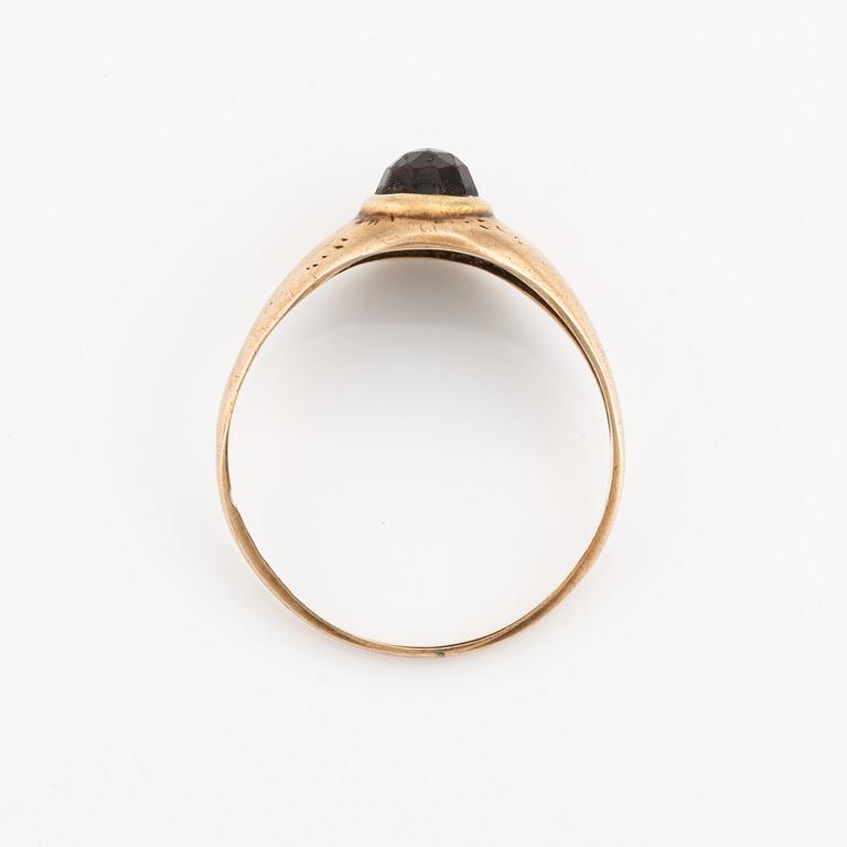 Ring, 18K gold with garnet.