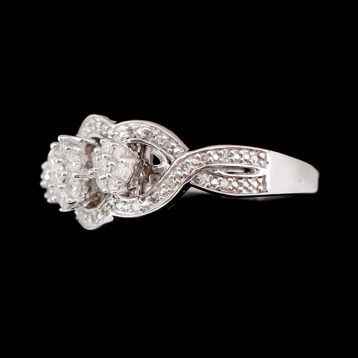 RING, 10 k vitguld, briljantslipade diamanter tot 0.50 ct.
