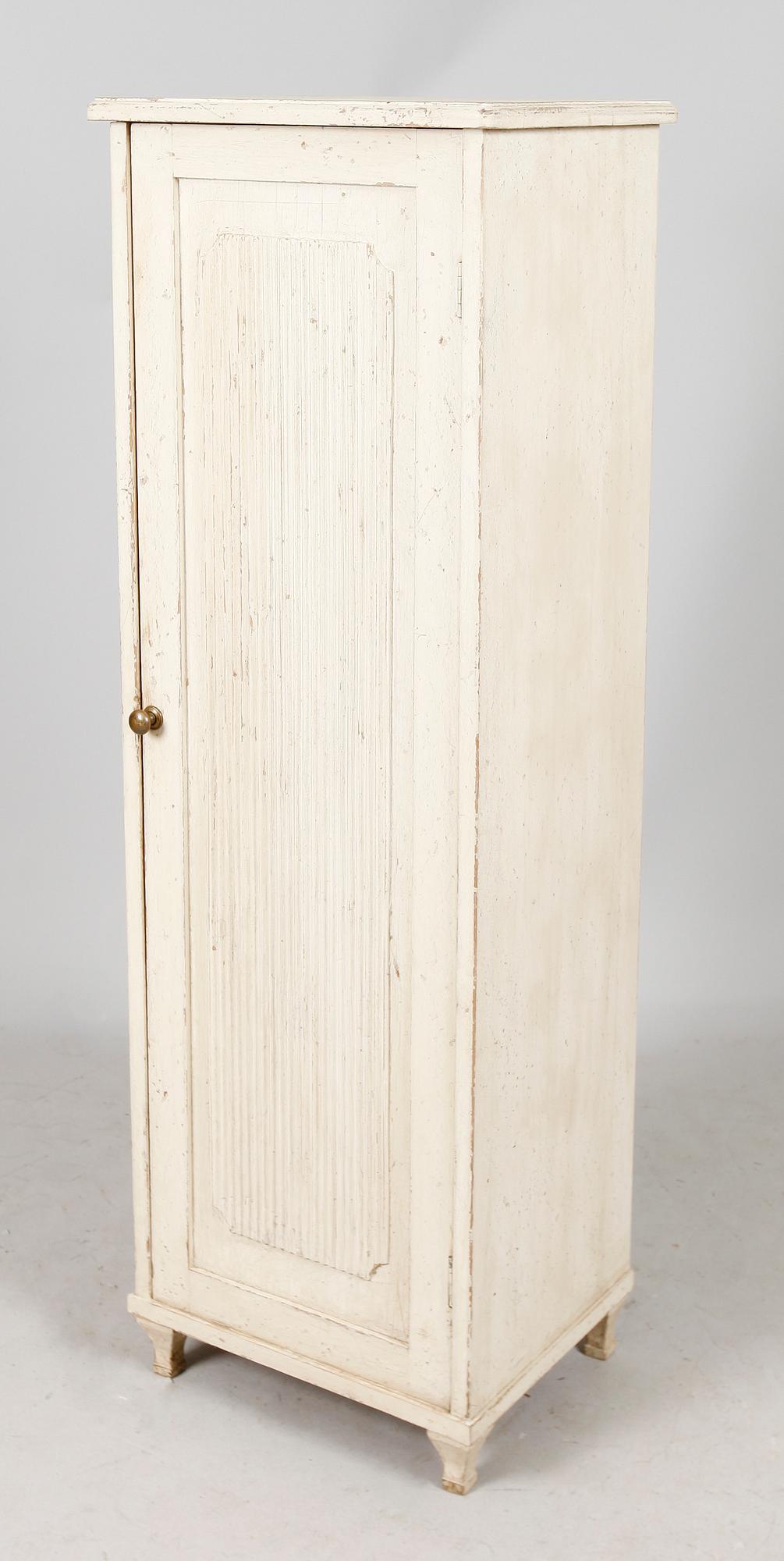 KOLONNSKÅP, gustaviansk stil, 1800-/1900-tal.