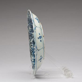 A set of three blue and white dishes, Ming dynasty, Wanli (1572-1620).