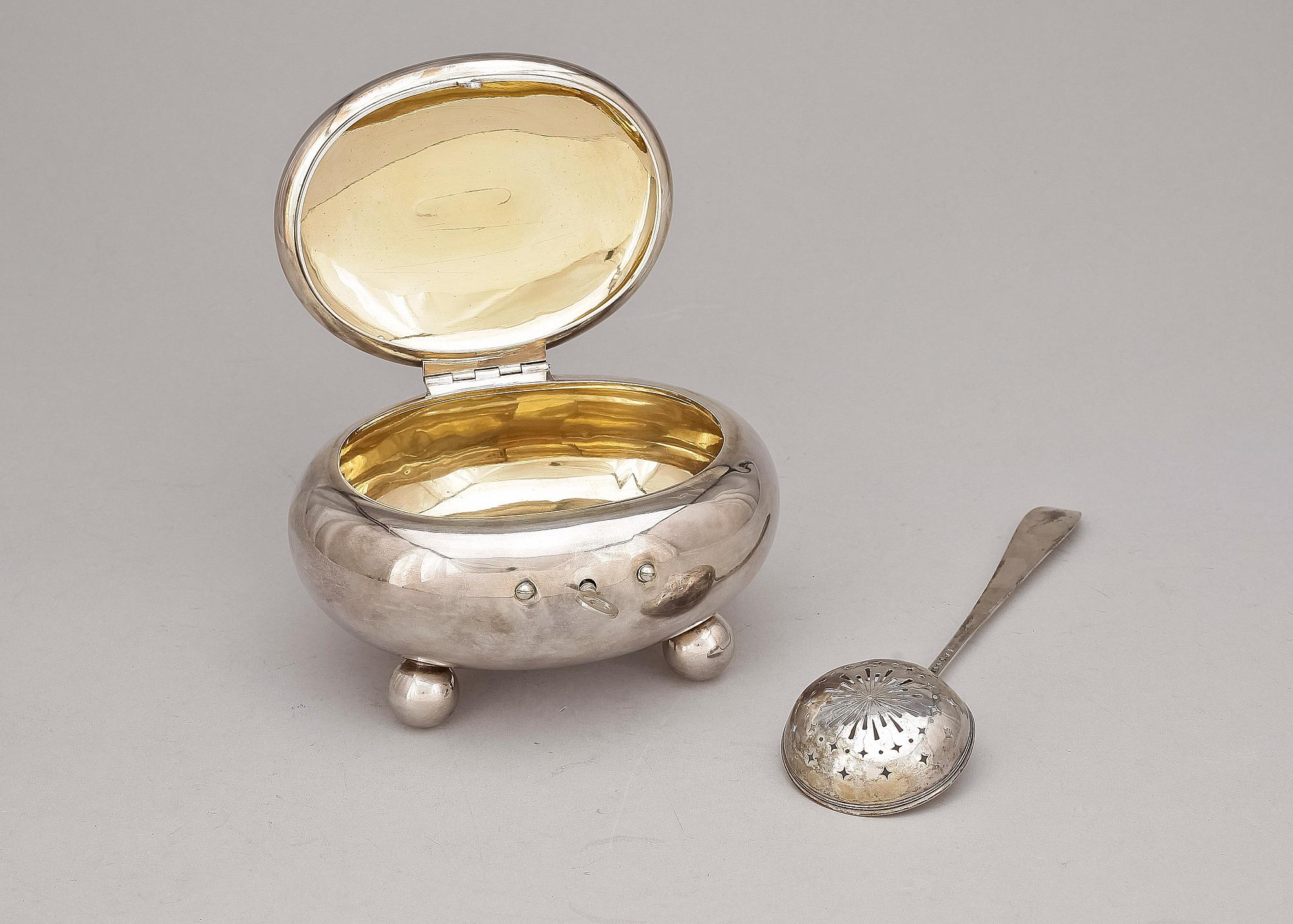 PARTI SILVER, 2 delar, bl a Friedrich Petschler, Göteborg, 1827 respektive 1900-tal. Totalvikt ca 444 g.