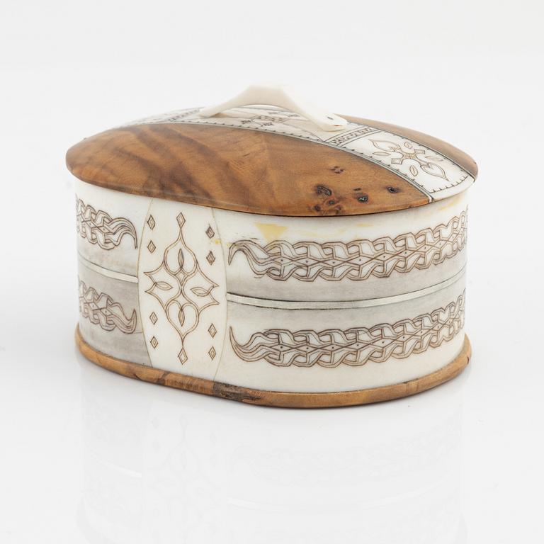 A lidded box by Bertil Fällman, signed.