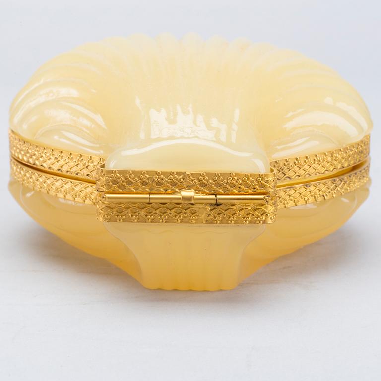 ASK MED LOCK, glas, Frankrike 1920-30-tal.