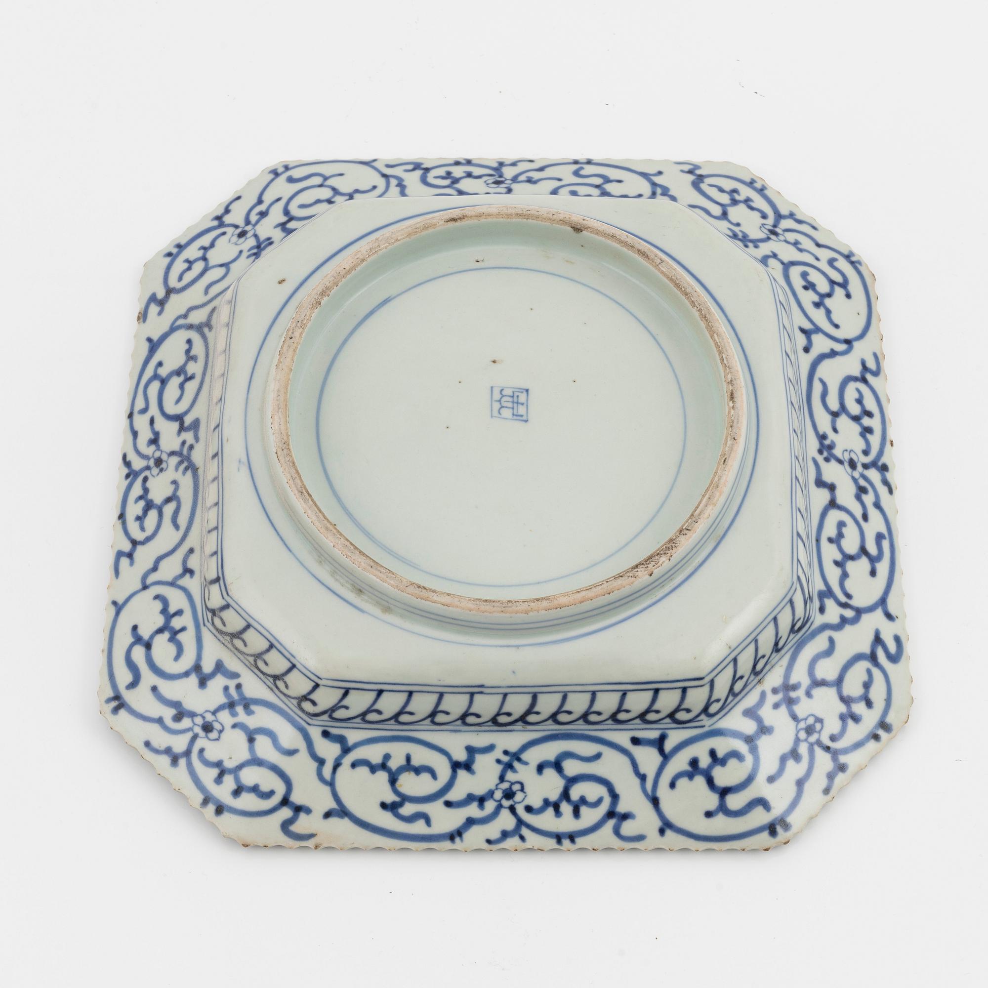 A blue and white porcelain dish, Japan, 19th century.