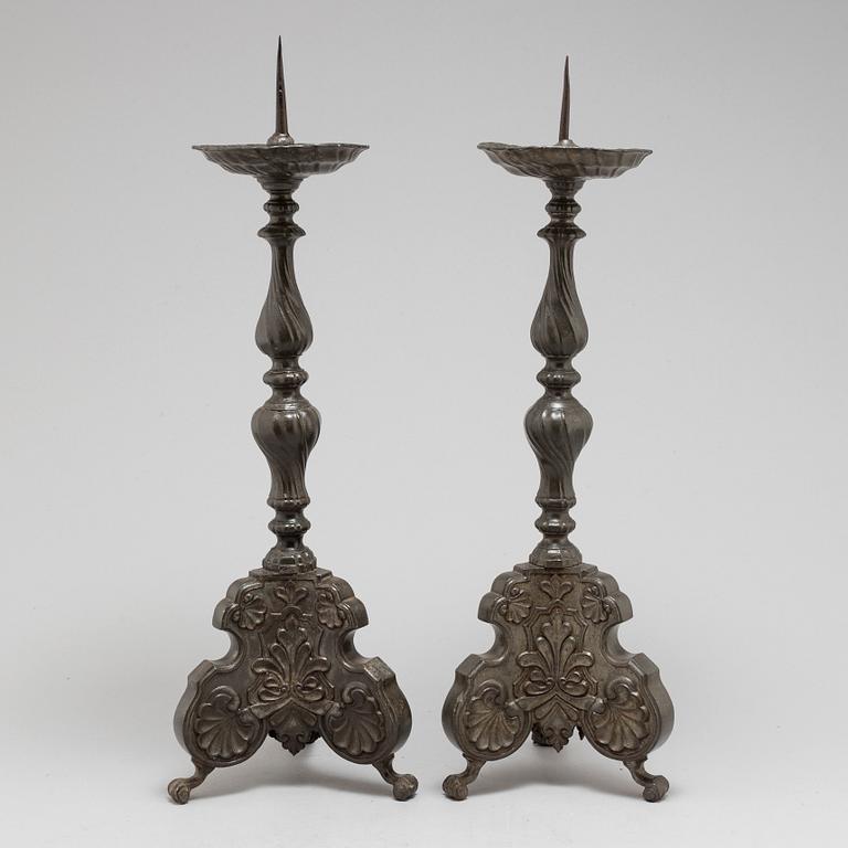 A PAIR OF PEWTER CANDLESTICKS, 17TH/18TH CENTURY.