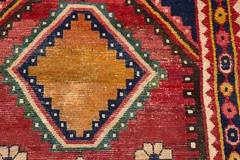 A semi-antique Khersake-Bakthiari carpet, ca 268 x 128-145 cm.