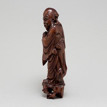 A 20TH CENTURY CHINESE CARVED WOOD FIGURE.