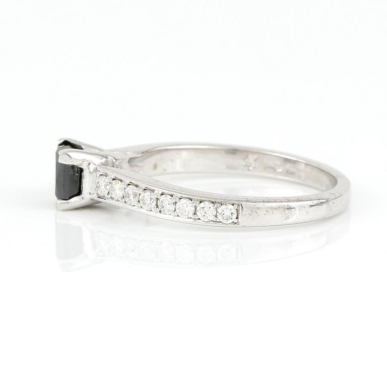RING, 18K vitguld med svart trappslipad diamant 0,76 ct och briljantslipade diamanter tot ca 0,34 ct. Vikt 3,60 gram.