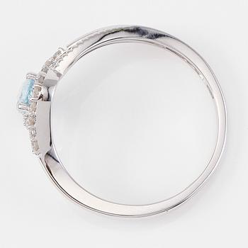 RING, 14K vitguld, diamanter tot ca 0.17 ct. och akvamarin tot ca 0.50 ct.