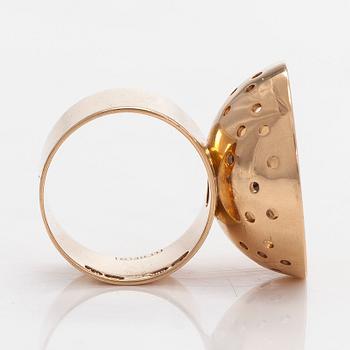 Sormus, savukvartsi, 14K kultaa, suunnittelu Li Helo, Westerback, Helsinki 1963.