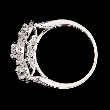 RING, 10K vitguld, briljantslipade diamanter tot ca 0.75 ct. Vikt ca 5 g.