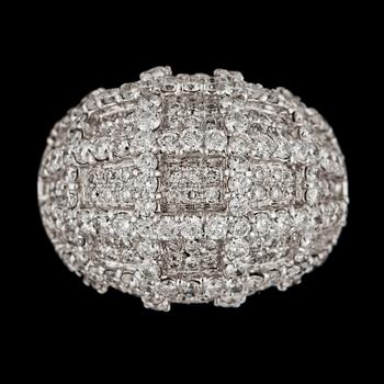 1383. A brilliant cut diamond ring, tot. 4.39 cts.