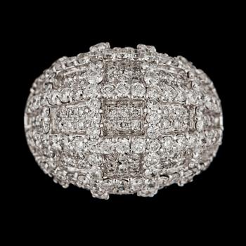 A brilliant cut diamond ring, tot. 4.39 cts.