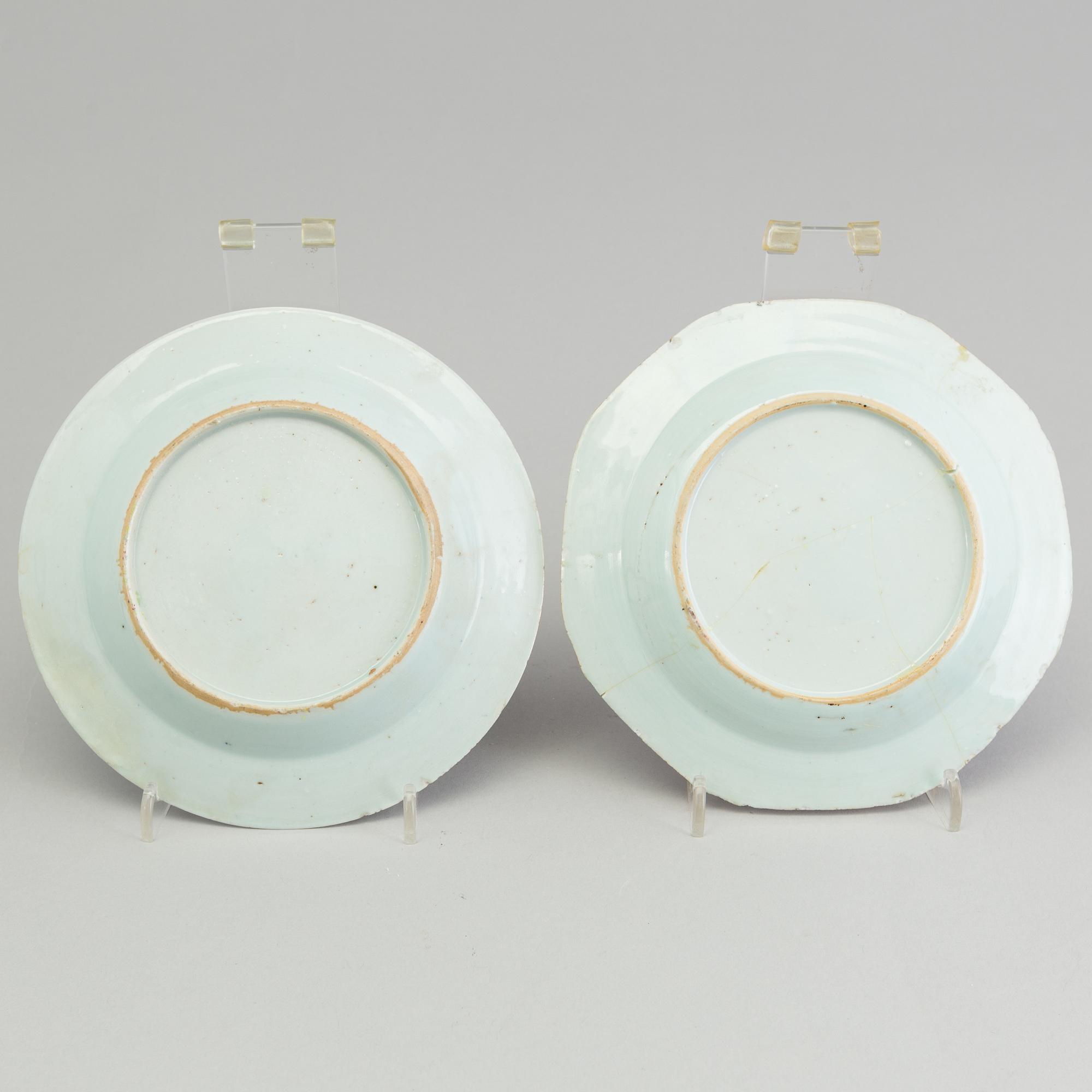 A large DISH and three Chinese export porcelain small plates, 18th-19th century.