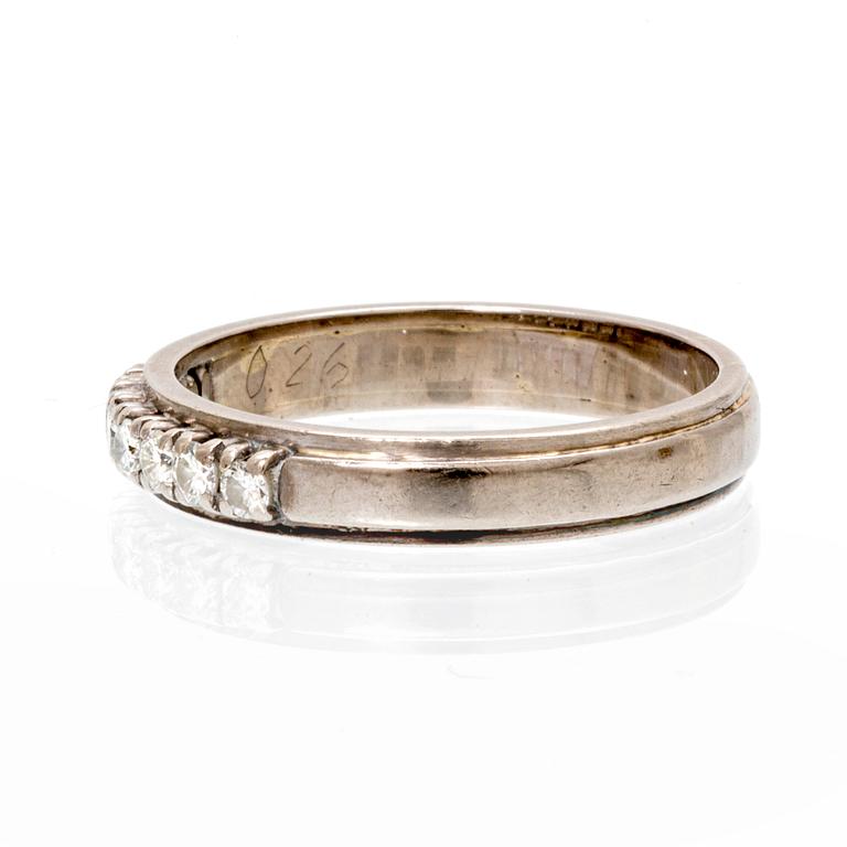 An 18K white gold ring with brilliant cut diamonds.