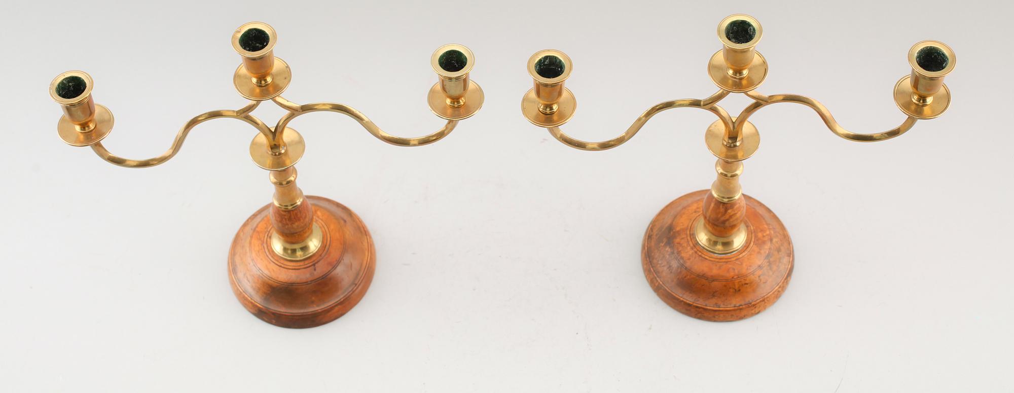 KANDELABRAR, 1 par, mässing och masurbjörk, 1800-talets första hälft.