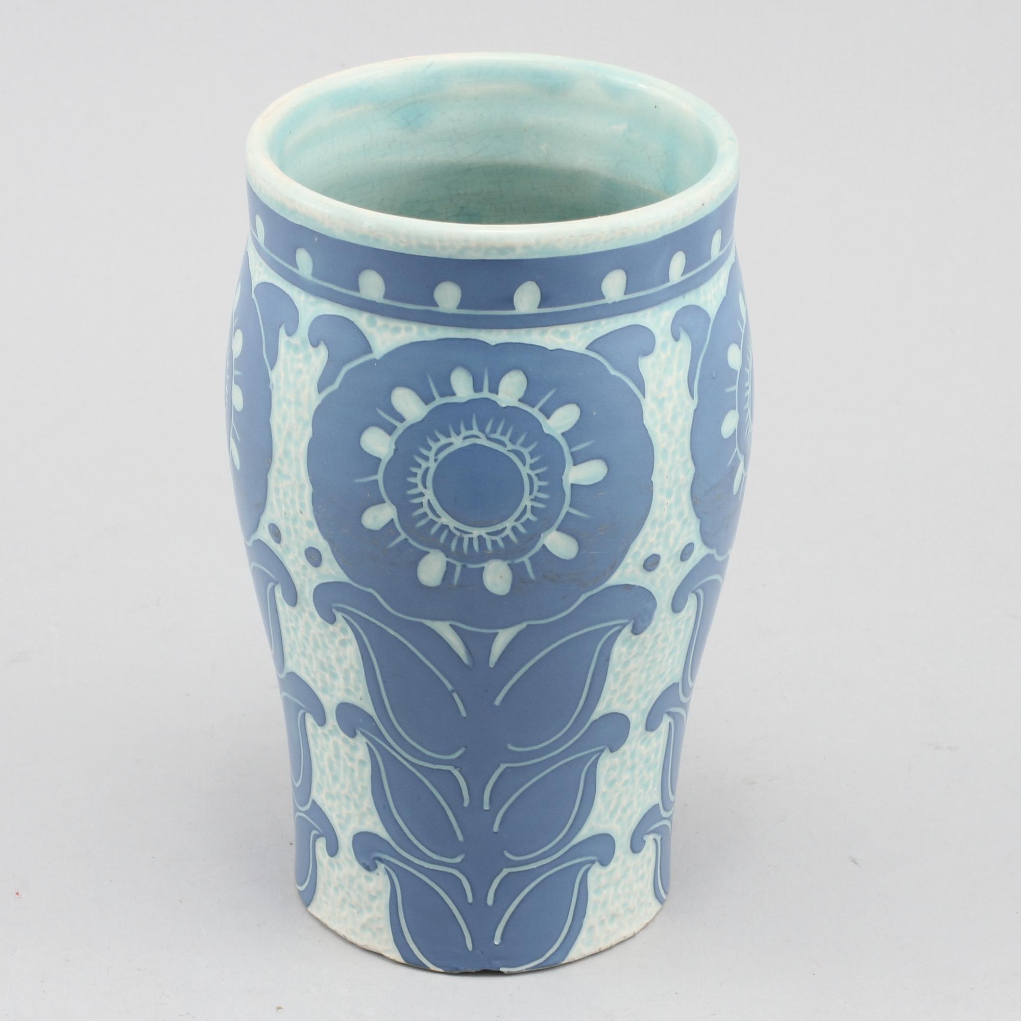 VAS, stengods, Sgraffitto, Josef Ekberg Gustavsberg, signerad och daterad 1917.