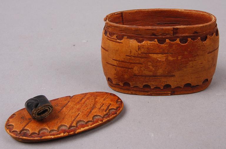 PARTI SAMISKT, 4 delar, bl a renhorn, näver och renskinn, bl a Nils Fankki, 1900-tal.