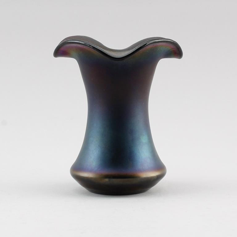 VAS, glas, möjligen Steuben, Amerika, 1900-talets första hälft.