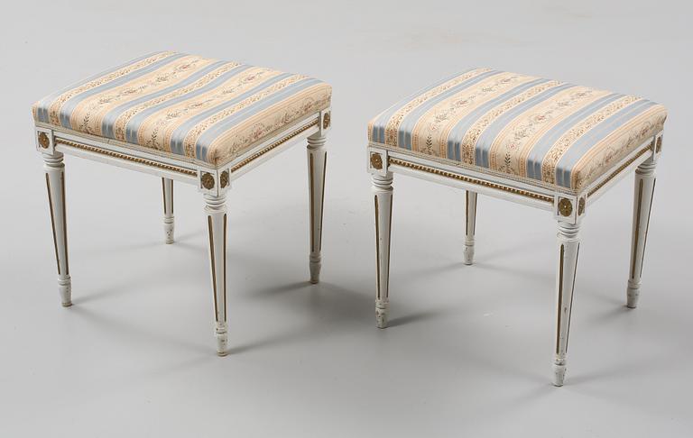 TABURETTER, ett par, gustaviansk stil,  omkring1900-talets mitt.