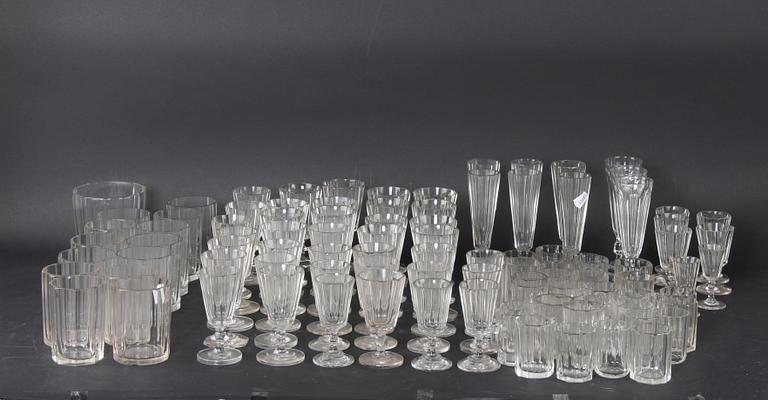 SERVISDELAR, ca 100 delar, glas, 1800/1900-tal.