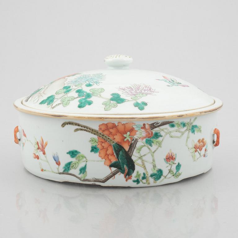 A porcelain dish with cover, China, late Qing dynasty, 19th/20th century.