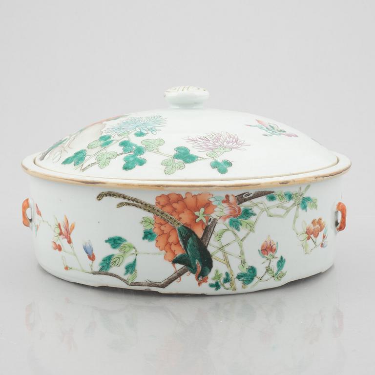 A porcelain dish with cover, China, late Qing dynasty, 19th/20th century.