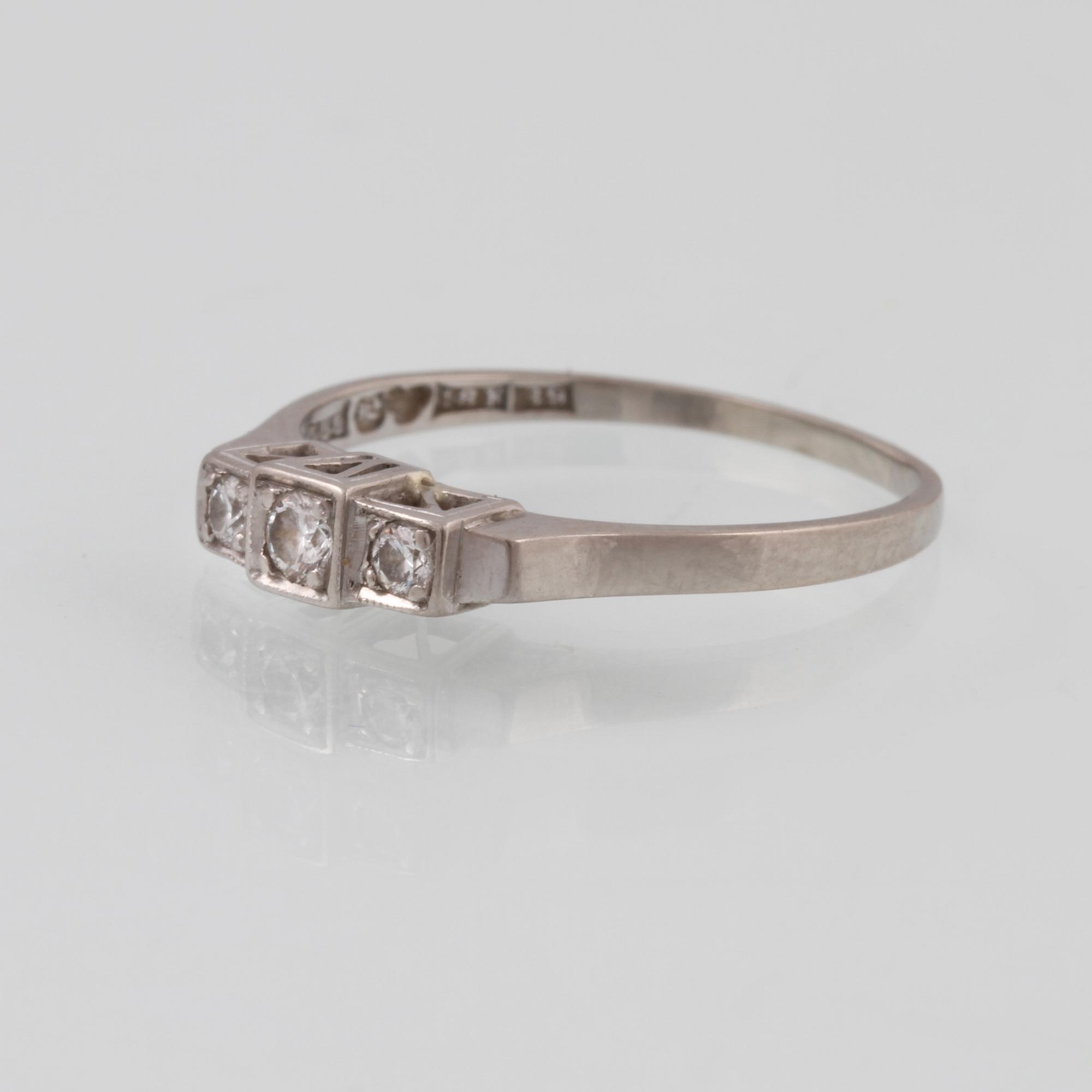 RING, 18K vitguld med 3 briljantslipade diamanter 0.15 ct, Trege, Göteborg, 1952. Vikt 2,0 gram.