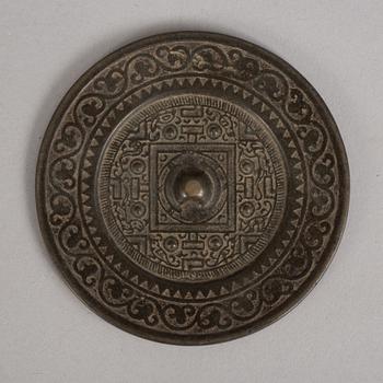 571. SPEGEL, brons. Xin, östra Handynastin (9-220).