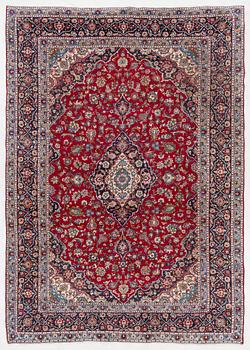 An oriental carpet, a. 419 x 295 cm.