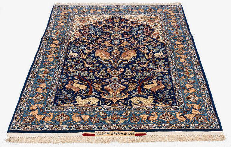 Matta, semiantik Isfahan, Centrala Persien, part silk, signerad, ca 175 x 106 cm.