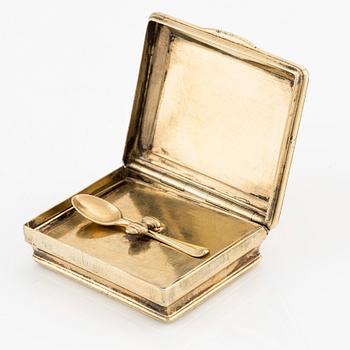 A Swedish Régance 18th century gilded silver snuffbox with spoon, mark of Conrad Gadd, Kristianstad 1725-1750 (1752).